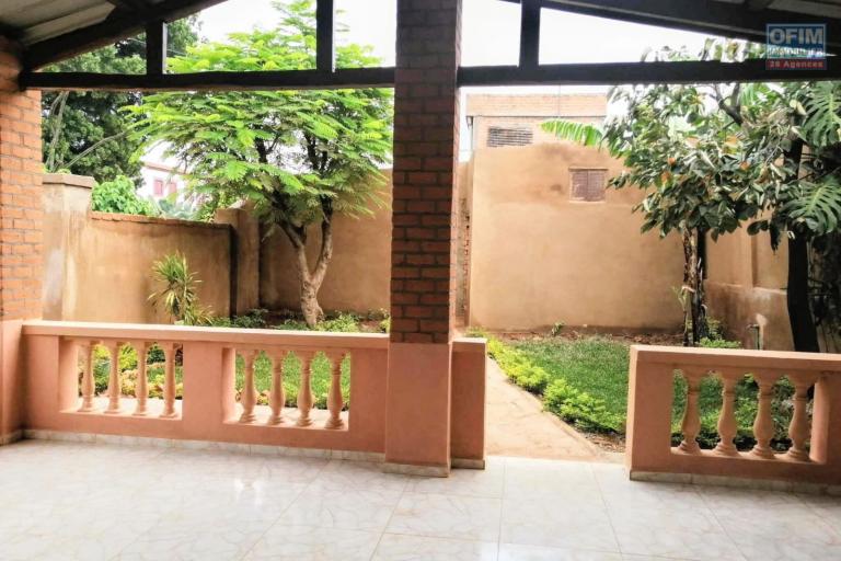 À louer une villa rénovée à étage de type F4 dans un quartier calme et sécurisé avec accès facile sur Mandrosoa Ivato