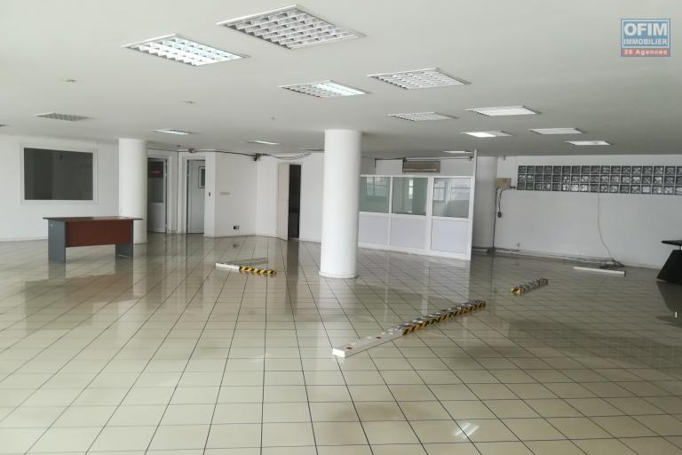 Des locaux professionnels s&eacute;curis&eacute; de 200m2 et 535m2 &agrave; Antanimena