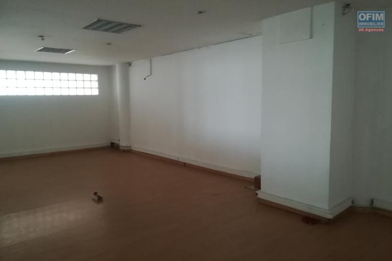 Des locaux professionnels s&eacute;curis&eacute; de 200m2 et 535m2 &agrave; Antanimena