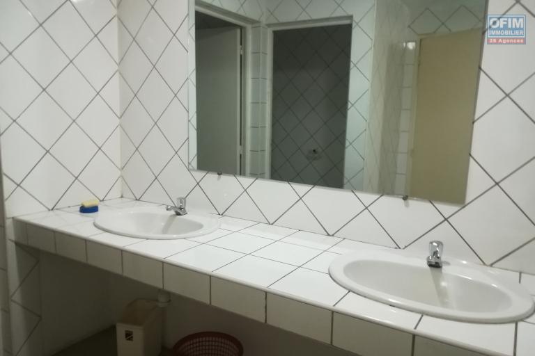 Des locaux professionnels s&eacute;curis&eacute; de 200m2 et 535m2 &agrave; Antanimena