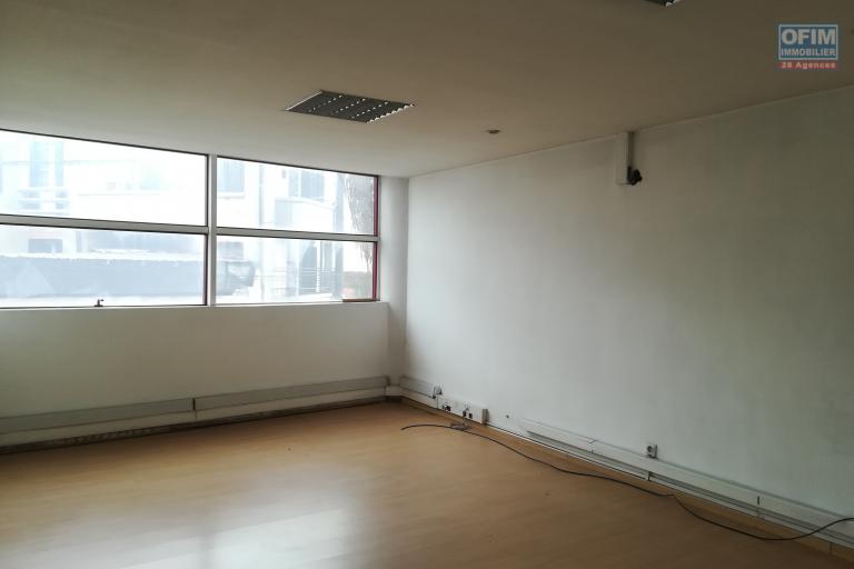 Des locaux professionnels s&eacute;curis&eacute; de 200m2 et 535m2 &agrave; Antanimena