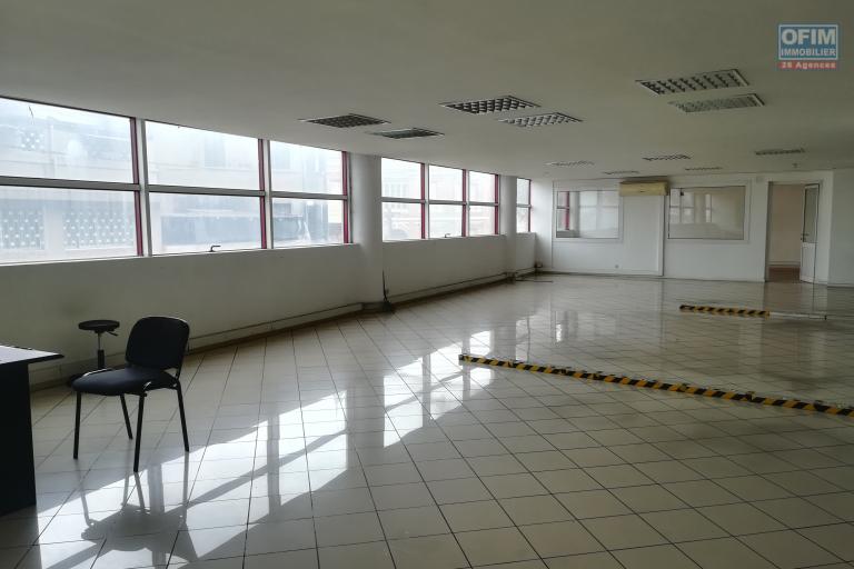 Des locaux professionnels s&eacute;curis&eacute; de 200m2 et 535m2 &agrave; Antanimena