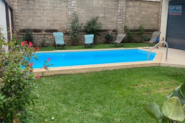 Une Villa F6 à étage avec piscine à 5mn à pied du Lycée Français à Ambatobe