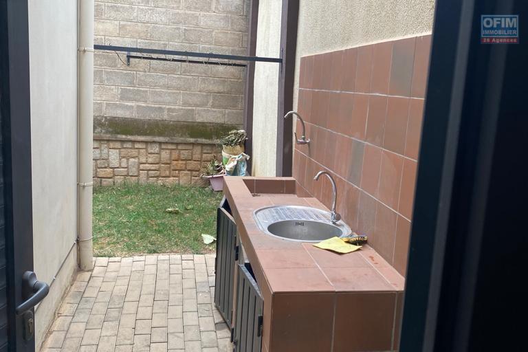 Une Villa F6 à étage avec piscine à 5mn à pied du Lycée Français à Ambatobe