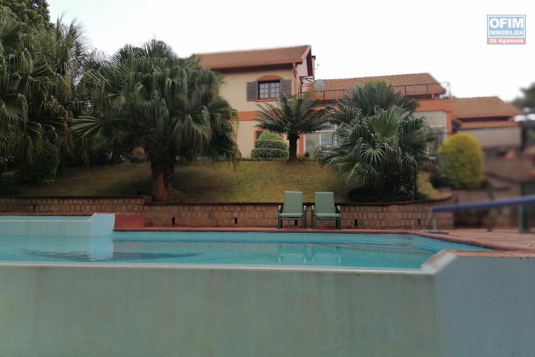 À louer une villa à étage de standing avec piscine entièrement meublée de type F5 facile d'accès non loin de l'école primaire Claire Fontaine et la nouvelle rocade d'Andranotapahina, sise à Talatamaty bel air. Contact Mr Jacky. NON DISPONIBL