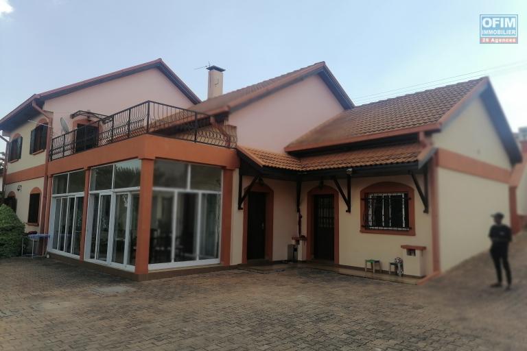À louer une villa à étage de standing avec piscine entièrement meublée de type F5 facile d'accès non loin de l'école primaire Claire Fontaine et la nouvelle rocade d'Andranotapahina, sise à Talatamaty bel air. Contact Mr Jacky. NON DISPONIBL