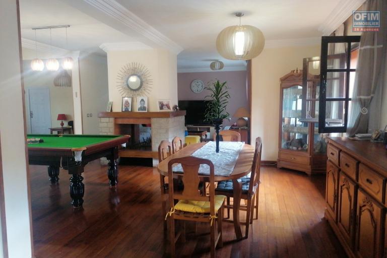 &Agrave; louer une villa &agrave; &eacute;tage de standing avec piscine enti&egrave;rement meubl&eacute;e de type F5 facile d'acc&egrave;s non loin de l'&eacute;cole primaire Claire Fontaine et la nouvelle rocade d'Andranotapahina, sise &agrave; Talatamaty bel air. Contact Mr Jacky 034 02 443 04. NON DISPONIBL