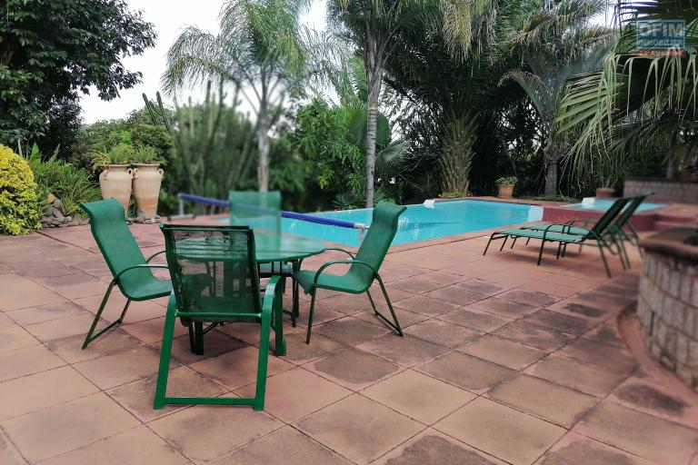 &Agrave; louer une villa &agrave; &eacute;tage de standing avec piscine enti&egrave;rement meubl&eacute;e de type F5 facile d'acc&egrave;s non loin de l'&eacute;cole primaire Claire Fontaine et la nouvelle rocade d'Andranotapahina, sise &agrave; Talatamaty bel air. Contact Mr Jacky 034 02 443 04. NON DISPONIBL