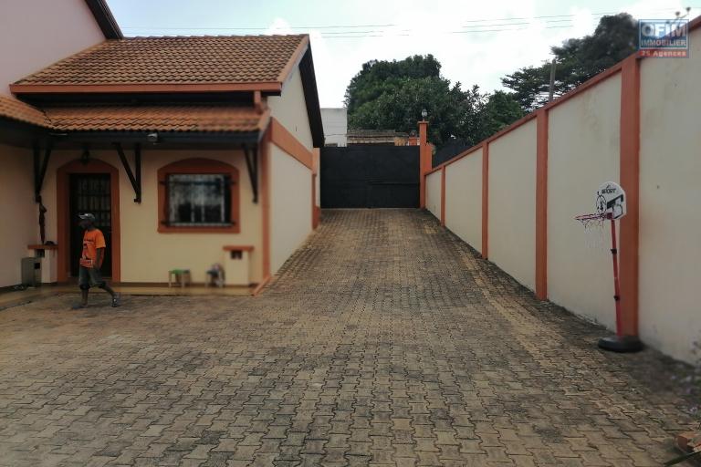 &Agrave; louer une villa &agrave; &eacute;tage de standing avec piscine enti&egrave;rement meubl&eacute;e de type F5 facile d'acc&egrave;s non loin de l'&eacute;cole primaire Claire Fontaine et la nouvelle rocade d'Andranotapahina, sise &agrave; Talatamaty bel air. Contact Mr Jacky 034 02 443 04. NON DISPONIBL