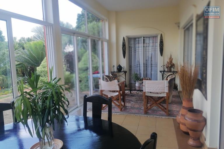 À louer une villa à étage de standing avec piscine entièrement meublée de type F5 facile d'accès non loin de l'école primaire Claire Fontaine et la nouvelle rocade d'Andranotapahina, sise à Talatamaty bel air. Contact Mr Jacky. NON DISPONIBL