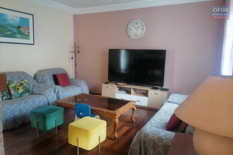 À louer une villa à étage de standing avec piscine entièrement meublée de type F5 facile d'accès non loin de l'école primaire Claire Fontaine et la nouvelle rocade d'Andranotapahina, sise à Talatamaty bel air. Contact Mr Jacky. NON DISPONIBL