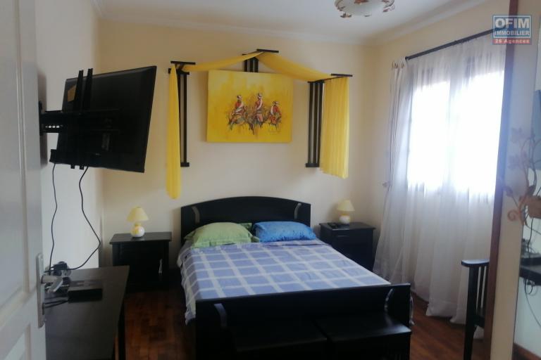 À louer une villa à étage de standing avec piscine entièrement meublée de type F5 facile d'accès non loin de l'école primaire Claire Fontaine et la nouvelle rocade d'Andranotapahina, sise à Talatamaty bel air. Contact Mr Jacky 034 02 443 04