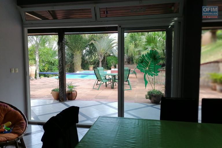 À louer une villa à étage de standing avec piscine entièrement meublée de type F5 facile d'accès non loin de l'école primaire Claire Fontaine et la nouvelle rocade d'Andranotapahina, sise à Talatamaty bel air. Contact Mr Jacky. NON DISPONIBL