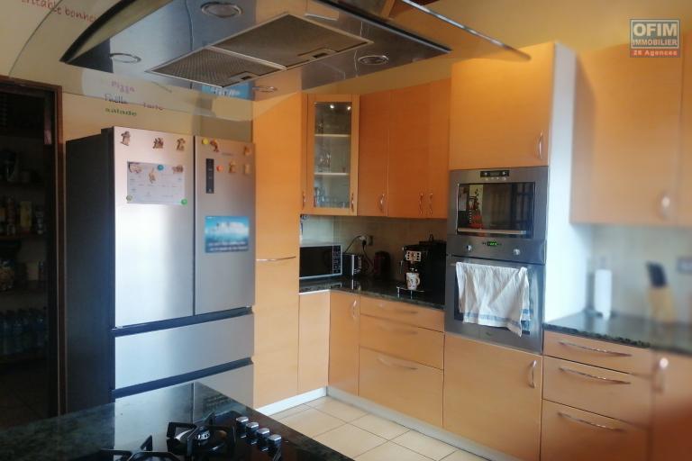 À louer une villa à étage de standing avec piscine entièrement meublée de type F5 facile d'accès non loin de l'école primaire Claire Fontaine et la nouvelle rocade d'Andranotapahina, sise à Talatamaty bel air. Contact Mr Jacky. NON DISPONIBL