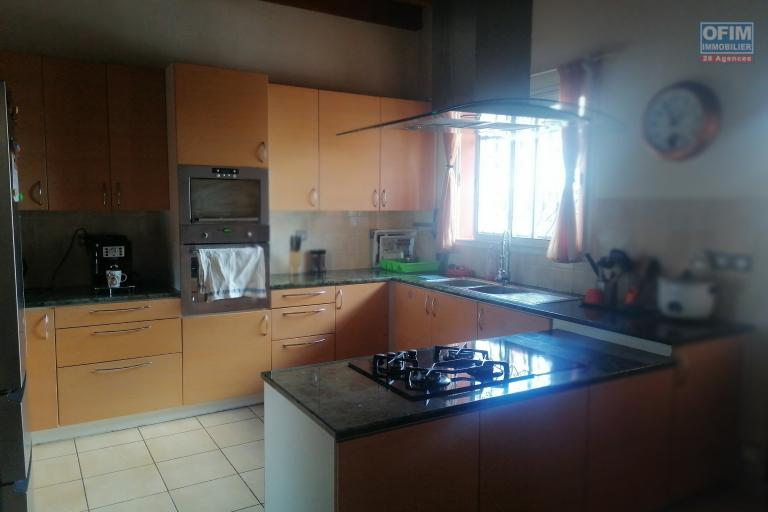 &Agrave; louer une villa &agrave; &eacute;tage de standing avec piscine enti&egrave;rement meubl&eacute;e de type F5 facile d'acc&egrave;s non loin de l'&eacute;cole primaire Claire Fontaine et la nouvelle rocade d'Andranotapahina, sise &agrave; Talatamaty bel air. Contact Mr Jacky 034 02 443 04. NON DISPONIBL