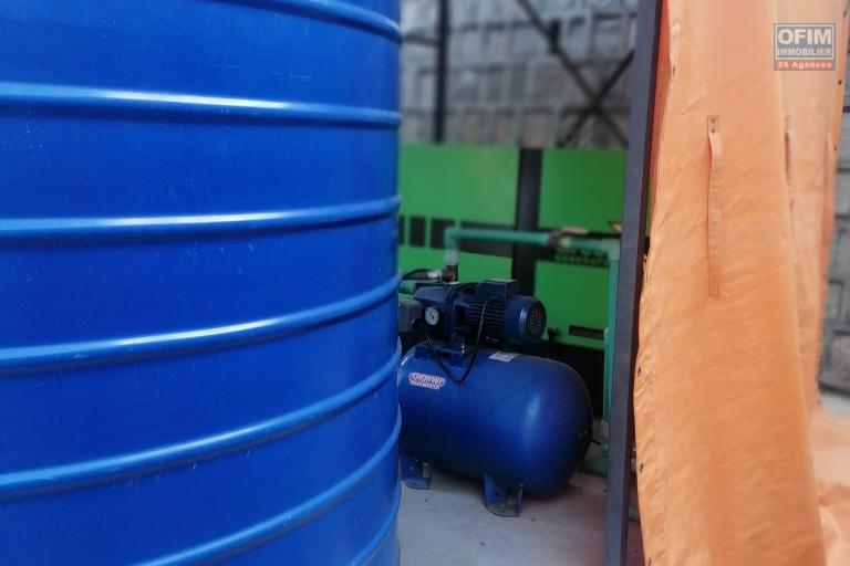 À louer une villa à étage de standing avec piscine entièrement meublée de type F5 facile d'accès non loin de l'école primaire Claire Fontaine et la nouvelle rocade d'Andranotapahina, sise à Talatamaty bel air. Contact Mr Jacky. NON DISPONIBL