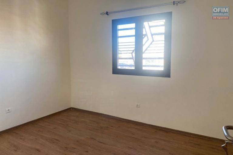 Un appartement T5 au RDC à Ambohimiandra