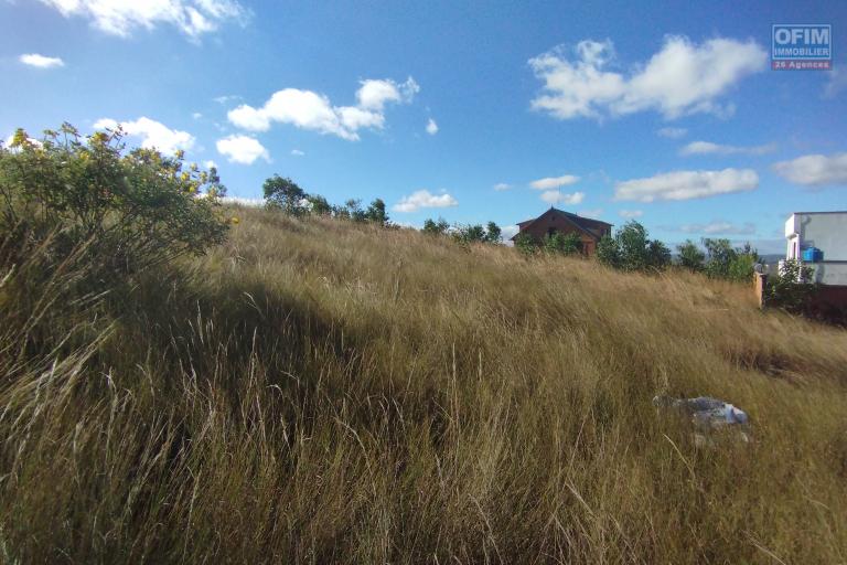 Terrain de 500 m2 avec une vue dégagée, à 15 min en voiture d'Ambatobe- Antananarivo
