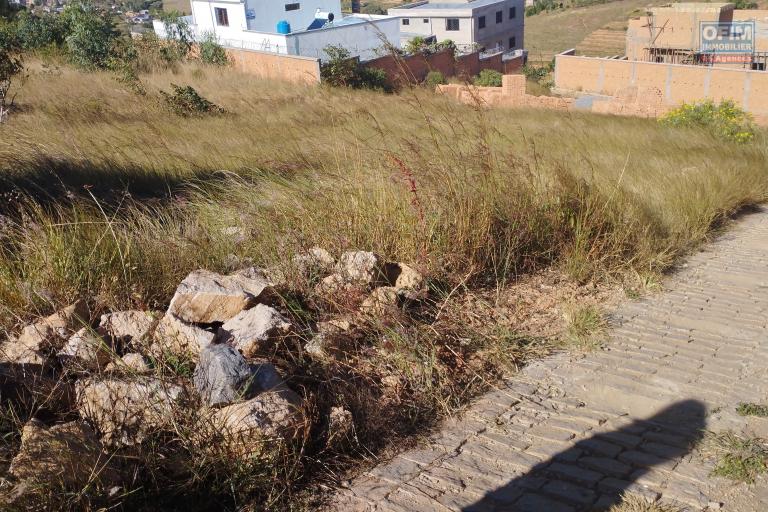 Terrain de 500 m2 avec une vue dégagée, à 15 min en voiture d'Ambatobe- Antananarivo