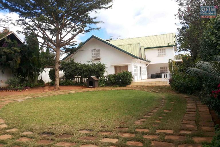 Une villa à étage F6 à 5mn à pieds du Lycée Français à Ambatobe