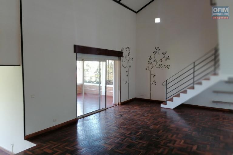 À louer une villa de type F4 avec mezzanine dans un endroit calme bord du chemin en pavé avec vue dégagée sur le lac d'Andranotapahana sise à Ambohidratrimo