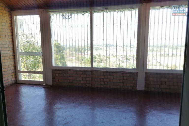 À louer une villa de type F4 avec mezzanine dans un endroit calme bord du chemin en pavé avec vue dégagée sur le lac d'Andranotapahana sise à Ambohidratrimo