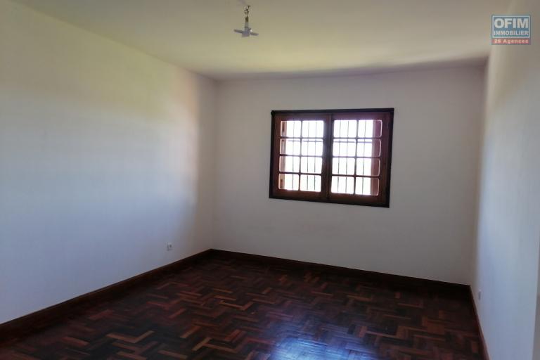 À louer une villa de type F4 avec mezzanine dans un endroit calme bord du chemin en pavé avec vue dégagée sur le lac d'Andranotapahana sise à Ambohidratrimo