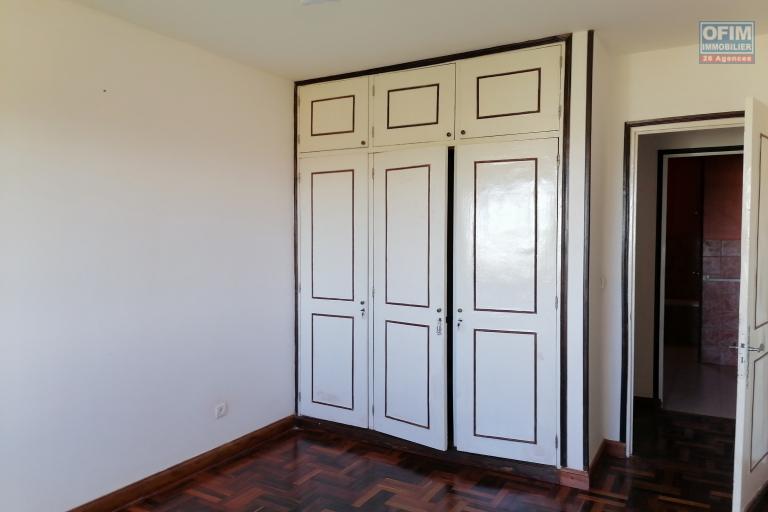 À louer une villa de type F4 avec mezzanine dans un endroit calme bord du chemin en pavé avec vue dégagée sur le lac d'Andranotapahana sise à Ambohidratrimo