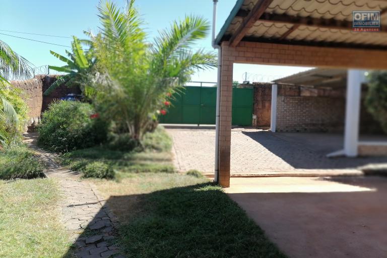 À louer une villa de type F4 avec mezzanine dans un endroit calme bord du chemin en pavé avec vue dégagée sur le lac d'Andranotapahana sise à Ambohidratrimo
