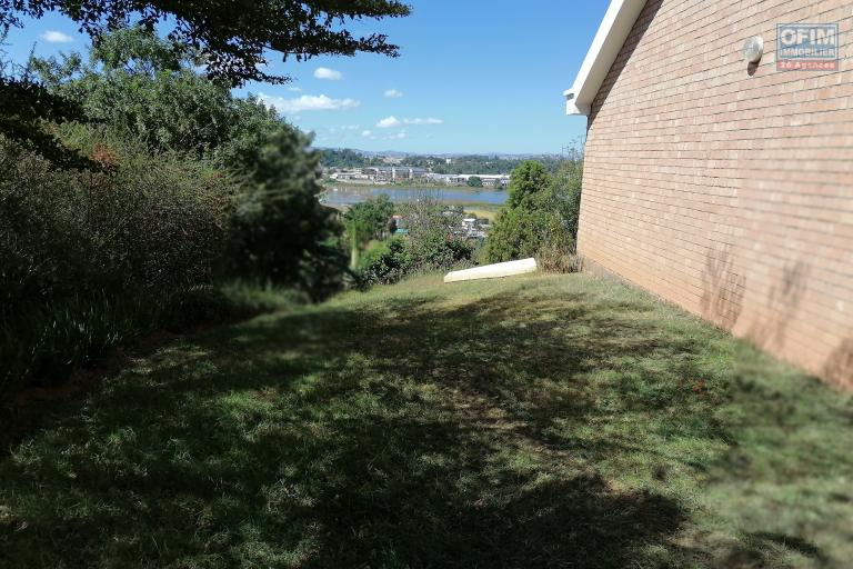 À louer une villa de type F4 avec mezzanine dans un endroit calme bord du chemin en pavé avec vue dégagée sur le lac d'Andranotapahana sise à Ambohidratrimo