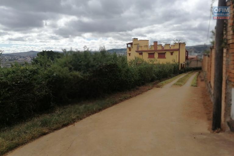 En vente un terrain de 1073m2 l&eacute;g&egrave;rement en pente sur Ambolonkandrina. Contact rapide