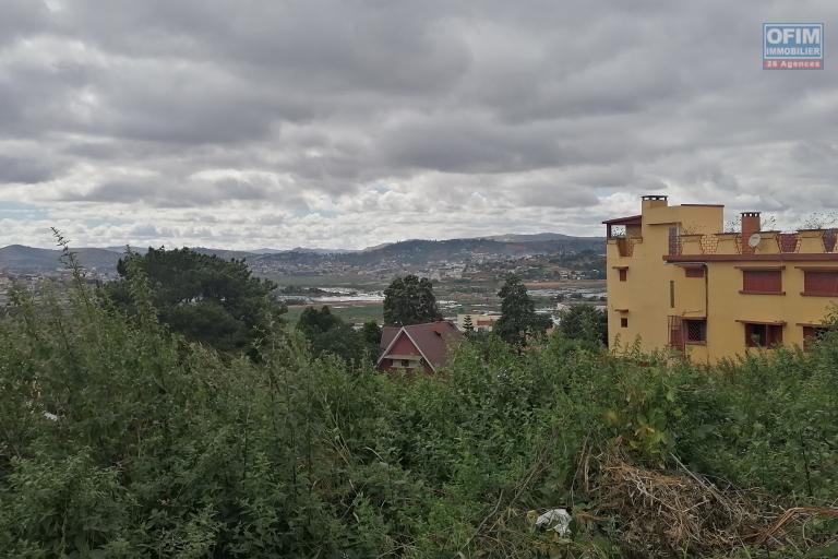 En vente un terrain de 1073m2 légèrement en pente sur Ambolonkandrina. Contact rapide 034 02 443 04