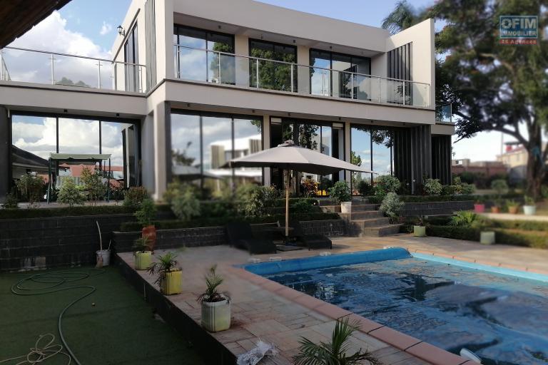 &Agrave; vendre une grande villa de haut standing type F5 avec piscine, eau et &eacute;lectricit&eacute; autonome sur un terrain de 7165 m2 situ&eacute; &agrave; Ivato Soamanandray bout de piste. CONTACT