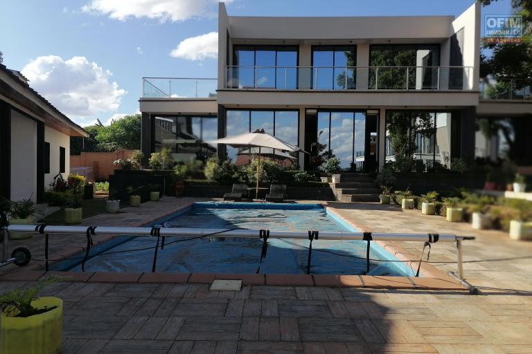 À vendre une grande villa de haut standing type F5 avec piscine, eau et électricité autonome sur un terrain de 7165 m2 situé à Ivato Soamanandray bout de piste. CONTACT 034 02 443 04