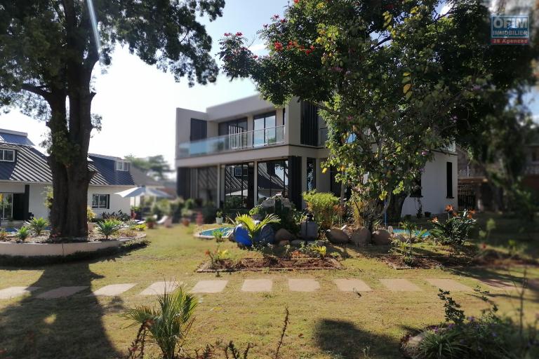 À vendre une grande villa de haut standing type F5 avec piscine, eau et électricité autonome sur un terrain de 7165 m2 situé à Ivato Soamanandray bout de piste. CONTACT 034 02 443 04