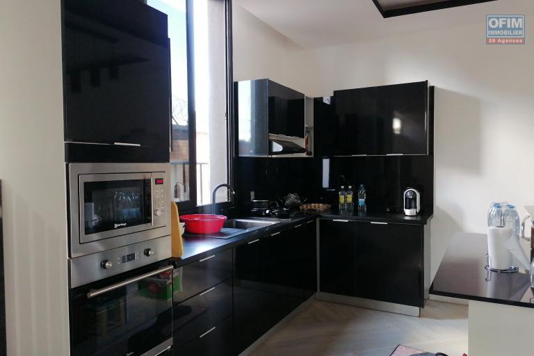 À vendre une grande villa de haut standing type F5 avec piscine, eau et électricité autonome sur un terrain de 7165 m2 situé à Ivato Soamanandray bout de piste. CONTACT 034 02 443 04