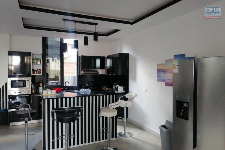 À vendre une grande villa de haut standing type F5 avec piscine, eau et électricité autonome sur un terrain de 7165 m2 situé à Ivato Soamanandray bout de piste. CONTACT 034 02 443 04