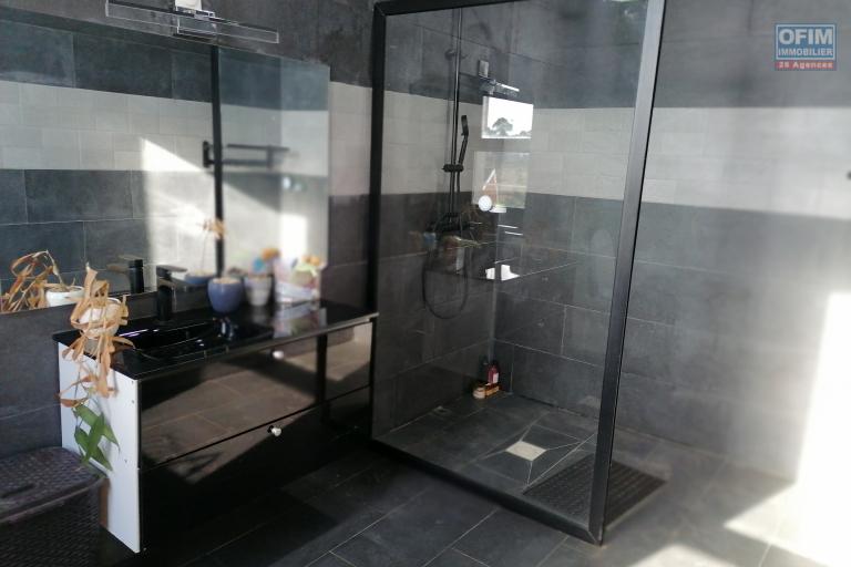 À vendre une grande villa de haut standing type F5 avec piscine, eau et électricité autonome sur un terrain de 7165 m2 situé à Ivato Soamanandray bout de piste. CONTACT 034 02 443 04