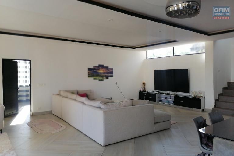 À vendre une grande villa de haut standing type F5 avec piscine, eau et électricité autonome sur un terrain de 7165 m2 situé à Ivato Soamanandray bout de piste. CONTACT 034 02 443 04