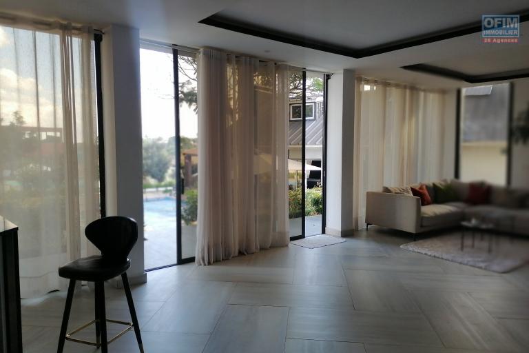 &Agrave; vendre une grande villa de haut standing type F5 avec piscine, eau et &eacute;lectricit&eacute; autonome sur un terrain de 7165 m2 situ&eacute; &agrave; Ivato Soamanandray bout de piste. CONTACT