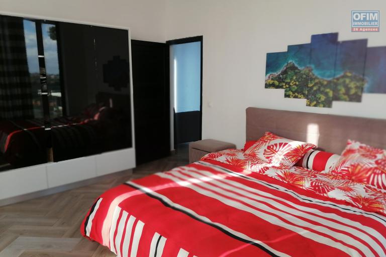 À vendre une grande villa de haut standing type F5 avec piscine, eau et électricité autonome sur un terrain de 7165 m2 situé à Ivato Soamanandray bout de piste. CONTACT 034 02 443 04