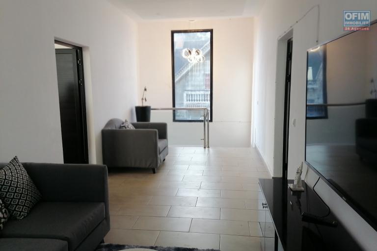 À vendre une grande villa de haut standing type F5 avec piscine, eau et électricité autonome sur un terrain de 7165 m2 situé à Ivato Soamanandray bout de piste. CONTACT 034 02 443 04