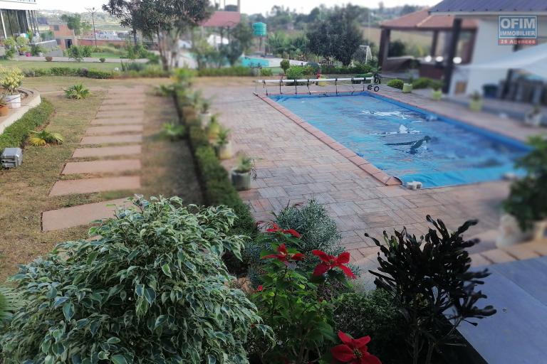 À vendre une grande villa de haut standing type F5 avec piscine, eau et électricité autonome sur un terrain de 7165 m2 situé à Ivato Soamanandray bout de piste. CONTACT 034 02 443 04