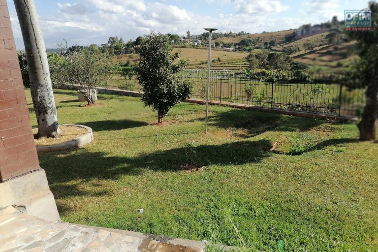 À vendre une grande villa de haut standing type F5 avec piscine, eau et électricité autonome sur un terrain de 7165 m2 situé à Ivato Soamanandray bout de piste. CONTACT 034 02 443 04
