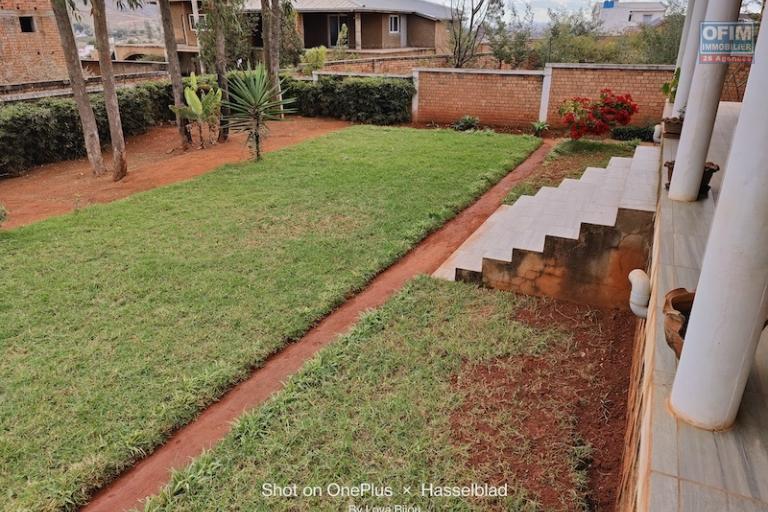 A vendre propri&eacute;t&eacute; de 1700m2 &agrave; Anosiala ambohidratrimo. Contact Mr Jacky