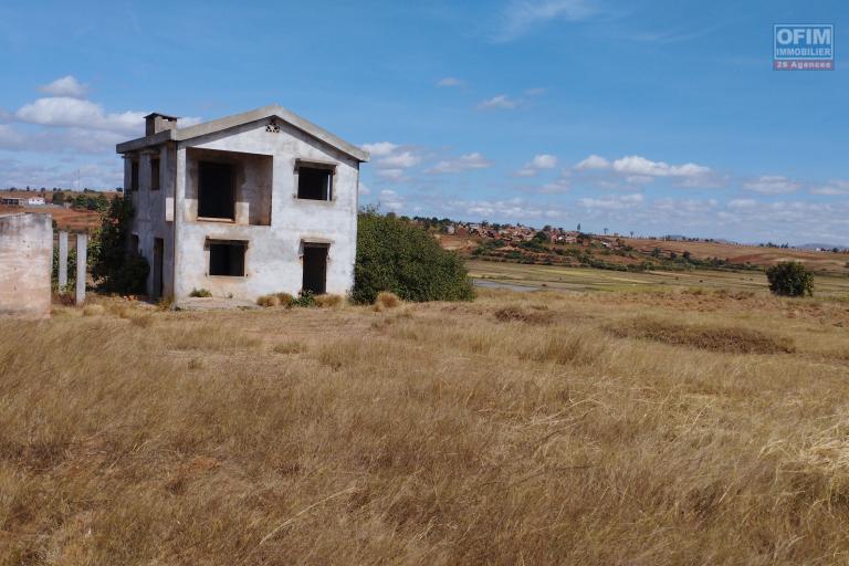 Terrain plat 3410 m2, prêt à bâtir avec maison à finir dessus à Ambohidratrimo