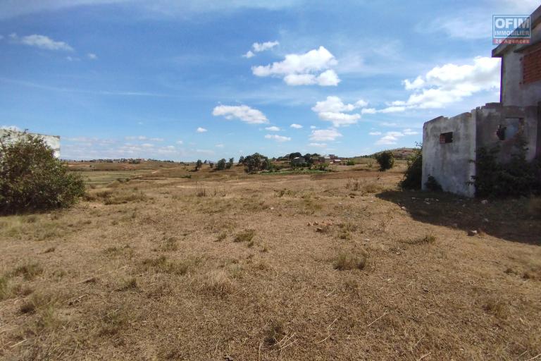 Terrain plat 3410 m2, prêt à bâtir avec maison à finir dessus à Ambohidratrimo