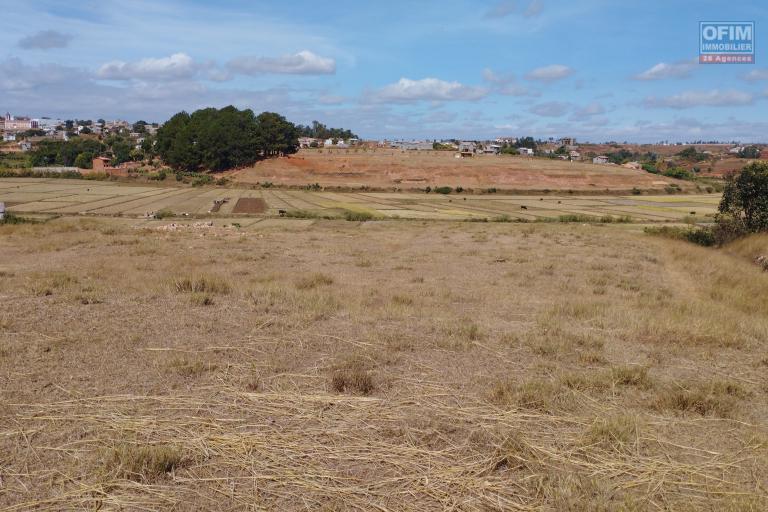 Terrain plat 3410 m2, prêt à bâtir avec maison à finir dessus à Ambohidratrimo