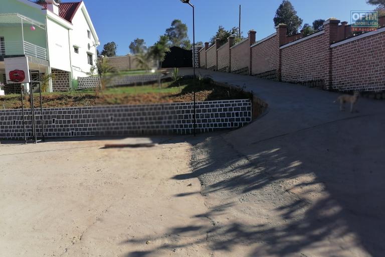 À louer une villa à étage semi-meublée de type F8 fraîchement construite sur un terrain 1000 m2 légèrement en pente avec une vue imprenable située dans un endroit calme d'Ambohidratrimo