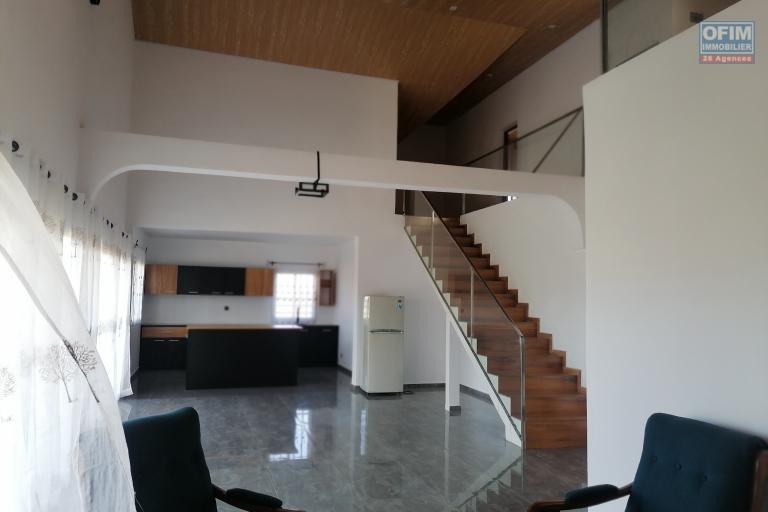 À louer une villa à étage semi-meublée de type F8 fraîchement construite sur un terrain 1000 m2 légèrement en pente avec une vue imprenable située dans un endroit calme d'Ambohidratrimo